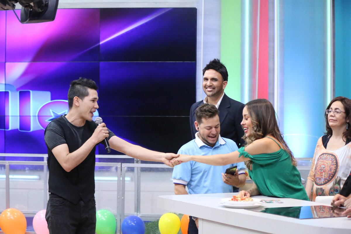 vivelatardepy's tweet photo. ¡Prince Royce en el escenario de #YoMeHallo de #VLV! 🎉🎶 https://t.co/0HhbaxqpRk