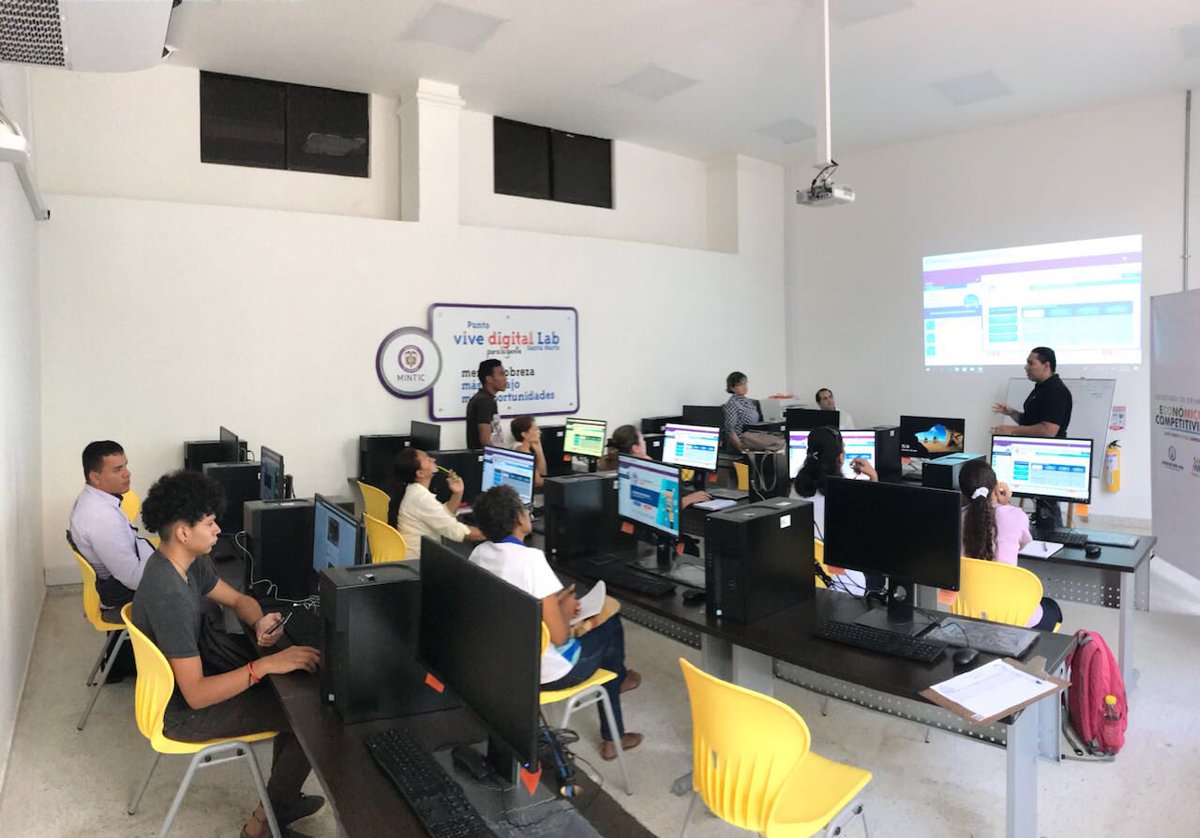 PVDLABStaMarta's tweet photo. Primera jornada capacitación “Empresario Digital” en el @PVDLABStaMarta
#ViveDigitalLab https://t.co/6b1pOGCQ2z