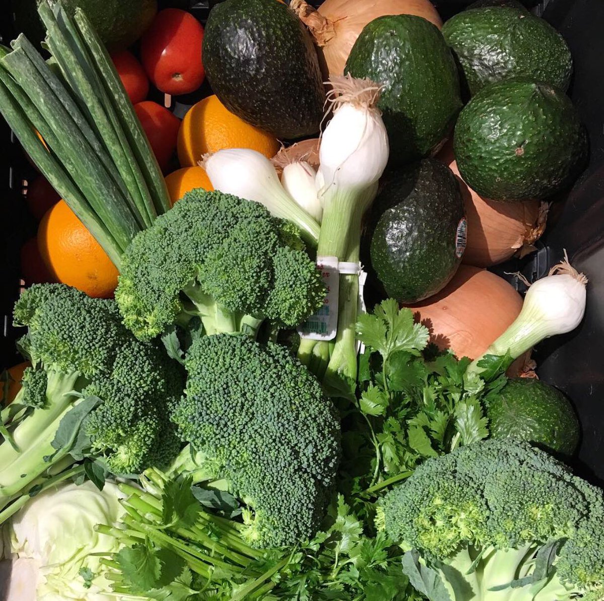 HanksMiniMarket's tweet photo. Fresh, Sweet, Delicious!!! Today, we are adding to our produce selection with a delivery from COMPRA Foods. ✨🍊🥦🍅🥑🥔🍐🍋🌱🌿🧡✨ #HanksMiniMarket #SouthLA #CuratedMarket #MoreThanACornerStore https://t.co/YkuX1zsEL3