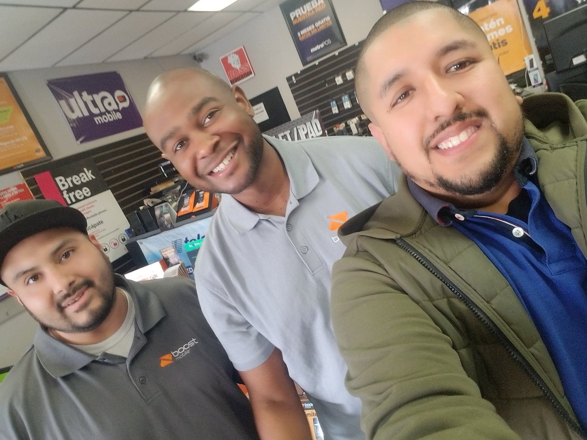 SPG and VIP together making a difference in the stores! #boostnation 
<a href="/TimJamaal/">Jamaal</a> <a href="/Alicia_SPG/">Alicia Gonzalez</a> @noreen_vip <a href="/DaveBerginVIP/">Dave Bergin</a>