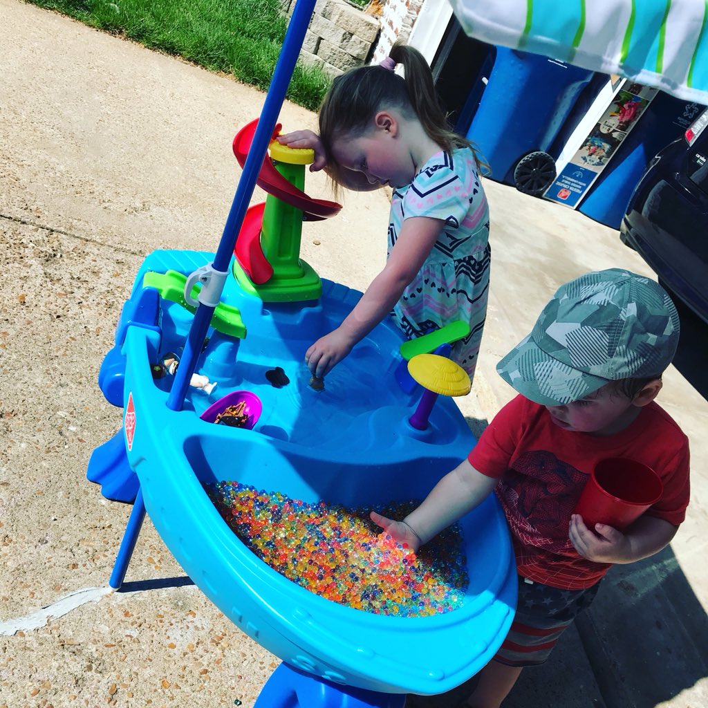 stlmomsblog's tweet photo. #NationalScreenFreeWeek  -recycle water beads into a more contained area of a water table. 
This is a warm weather staple activity that’s cheap, easy &amp; keeps them entertained for more than a few minutes! 
What’s your kid’s favorite outdoor activity? https://t.co/8Mi5NVi4Es