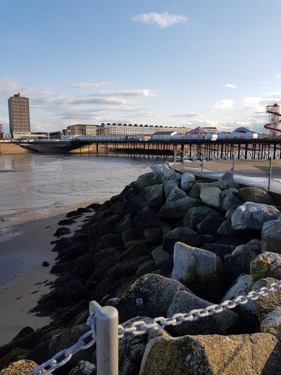 EmilyMa29787961's tweet photo. Lovely evening dog walk in #hernebay #beagle #pug #seafront #pier #blueskies #dogfriendly #Dog #dogwalking #working #franksdgcs #dogwalker #dogtrainer #doggroomer #dogwalking #working https://t.co/bqu589iOKN
