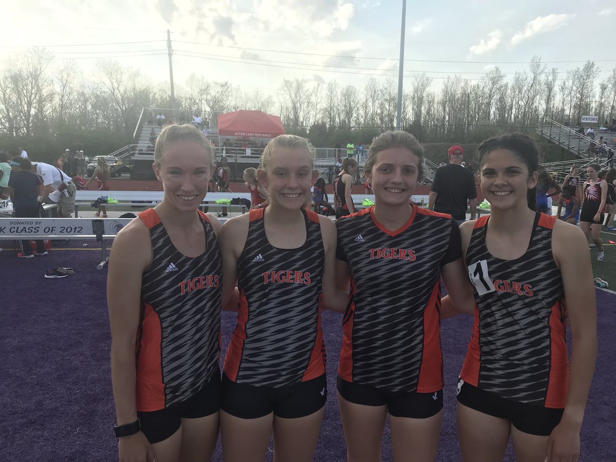 4x800 starts running off with 1st place!!