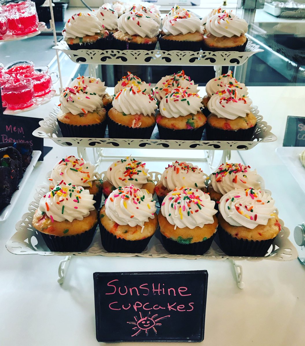 aubrayshaw's tweet photo. Nicely done @GovsDining #sunshinecupcakes https://t.co/Pj6eyhTtdr