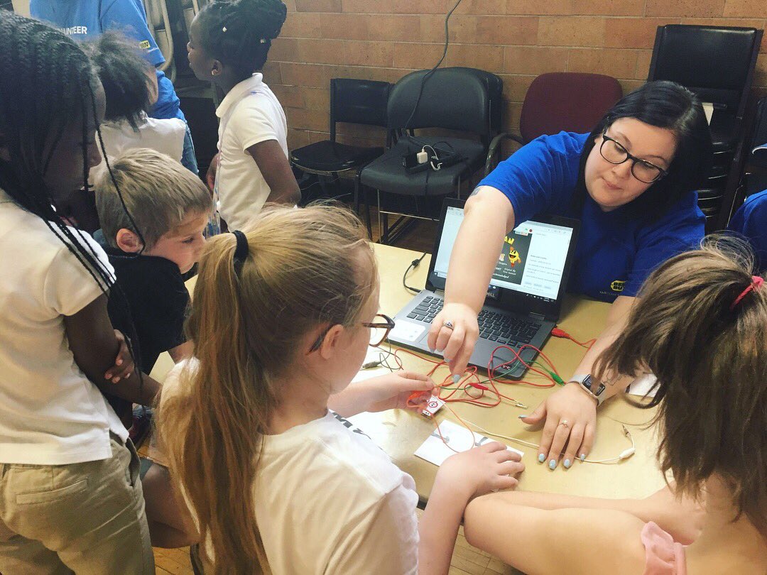 CincyMuseum's tweet photo. 💻Today our #STEMgirls participants joined our @CMCYouthProgram for #tech exploration with @BestBuy! They played with the latest techie toys as they learned about these cool #gadgets and how they work! Thank you to @cincyrec for hosting! #BestBuyGivesBack @KimberlynnJM https://t.co/MnHysZW3Nm