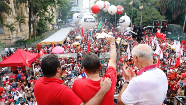 jose_mentor's tweet photo. Em SP, 1° de Maio foi marcado pelas lutas em defesa de Lula e das vítimas do incêndio do Paissandu. Lideranças questionaram criminalização das lutas populares e apontaram para lutas no próximo período. #JoséMentor #LulaLivre #1McomLula
Saiba mais: https://t.co/iNbh0ZHcHQ https://t.co/CgQ0GyBIjq