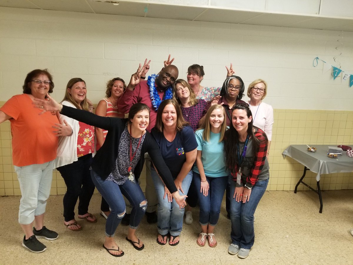 StaceyCaterbone's tweet photo. 5th grade family!! We all work together for what's best for children! @WSESSmithfield #westsidebestside https://t.co/x7fxzWq7rM