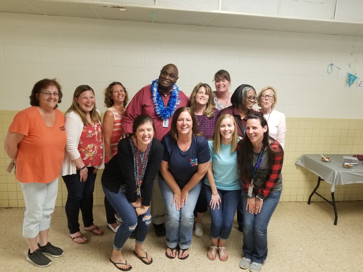 StaceyCaterbone's tweet photo. 5th grade family!! We all work together for what's best for children! @WSESSmithfield #westsidebestside https://t.co/x7fxzWq7rM