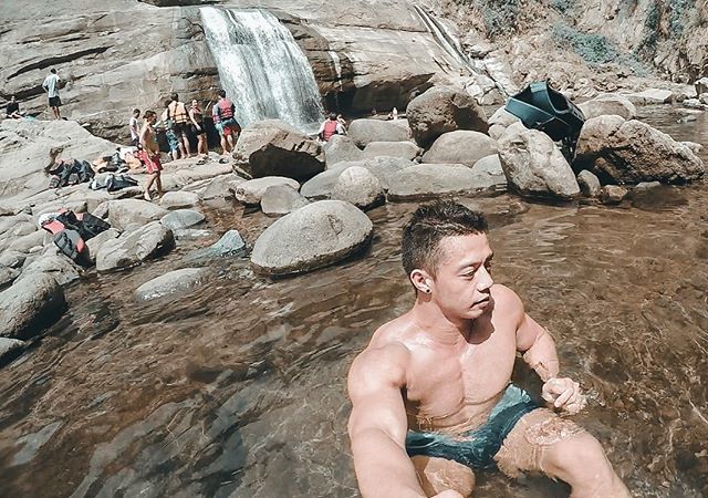 jeffalagar's tweet photo. Them appreciating the falls while I stand far trying to take a good gainz selfie ππ #RelatableFitness #summer #Laborunion #Laborunion2018 https://t.co/9IuNv8HxsA https://t.co/SmxAMNaXIO