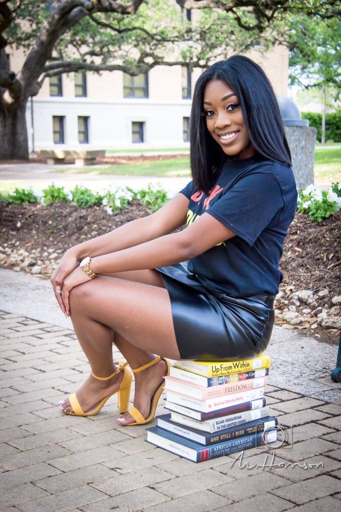 They says it’s beauty in the struggle✨#GradSZN #gradsSZN🎓 #Tamu18 #blackgradsmatter #BlackGirlMagic