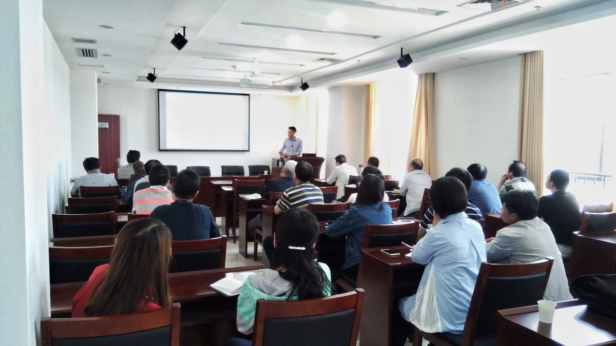 PhenoTrait's tweet photo. David Han gave an invited talk in Hybrid Rape Research Center of Shaanxi Province and discuss about pod phenotyping in May 2nd, 2018. https://t.co/nLaOQIoPAq