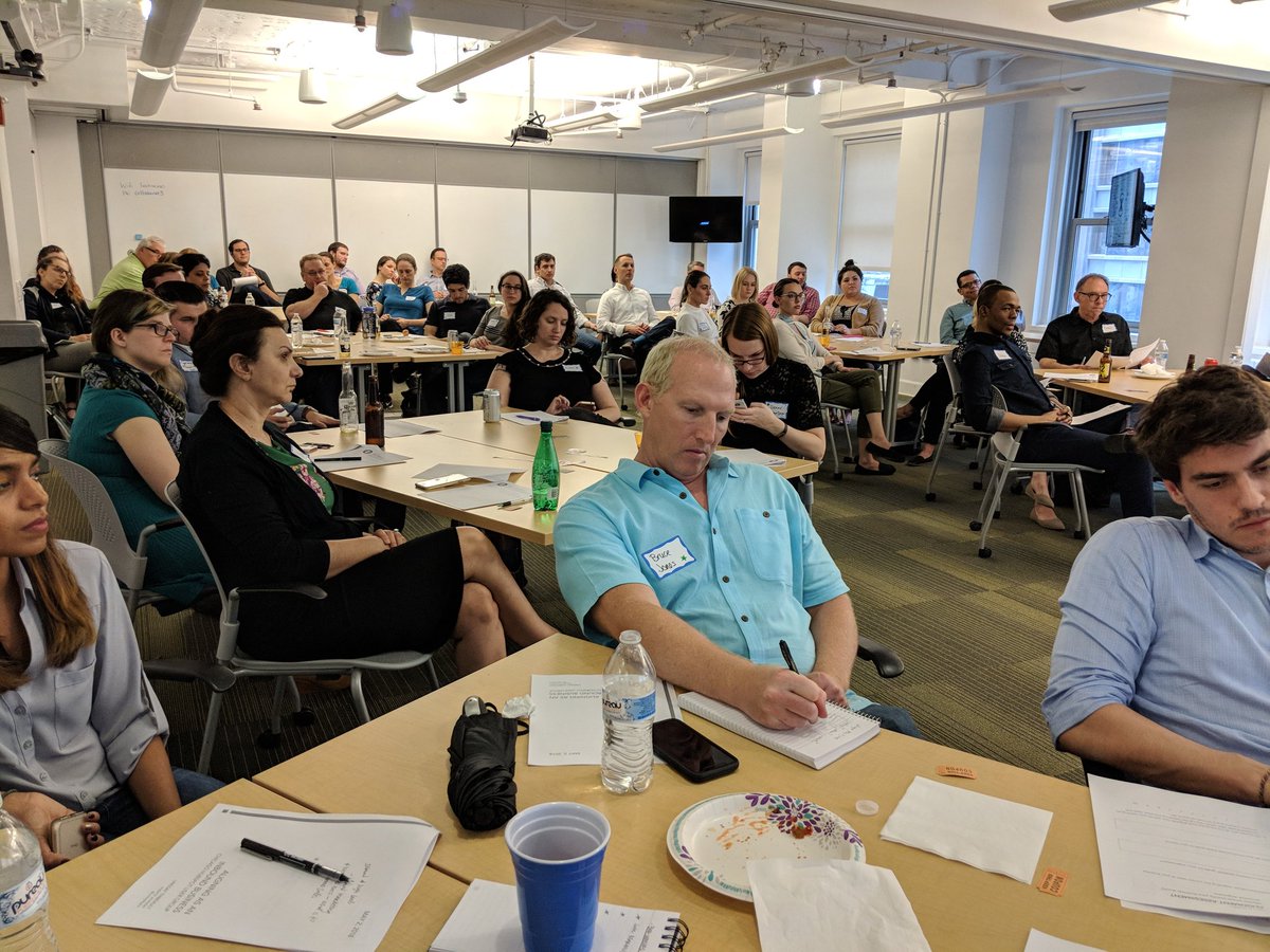 stephbaiocchi's tweet image. So happy to see a packed house tonight despite the iffy weather! @ChiAreaHUG @HubSpotAcademy #inboundlearning #goallinbound #chihug