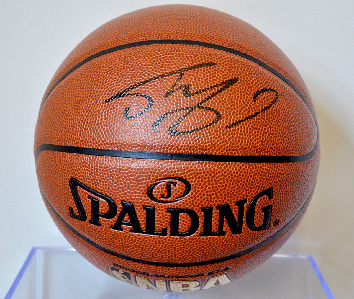 lopezfoundation's tweet photo. Add @SHAQ to your collection an autographed basketball by 4-time NBA Champion, 3-time NBA Finals MVP and 15-time NBA All-Star Center, Shaquille O'Neal. BID NOW on #Charitybuzz &amp; help us send our kidney kids to camp! https://t.co/LogV0vVQjd #giveback #georgelopez #glopezgolf #SHAQ https://t.co/hiHfGFuDCV