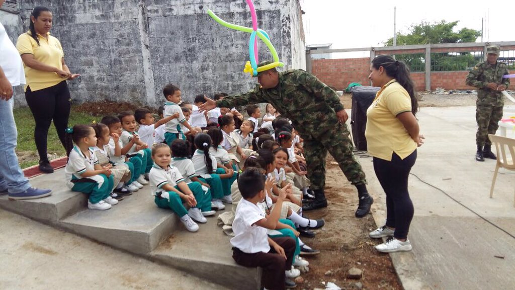 Ejercito_Div5's tweet photo. 💢Los soldados de la #SextaBrigada, el Comando Operativo Zeus #BICAI17 y el #BatallónAcciónIntegral5
llegaron a la institucion educativa Santa Teresita en #Chaparral #Tolima con el fin de llevar recreación y actividades lúdicas a más de 150 niños y niñas de este centro educativo https://t.co/w22S4lIPrI