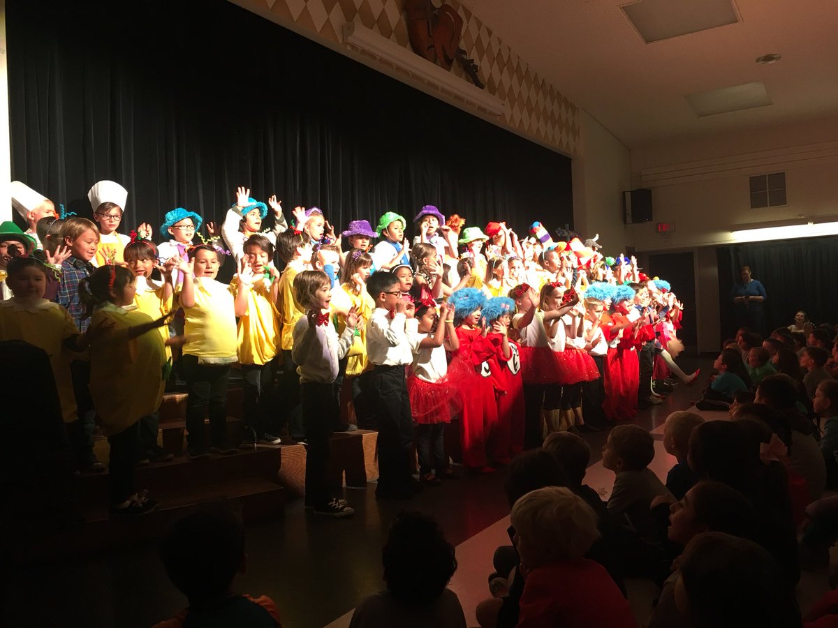 MrsBrantzeg's tweet photo. “First Grade Goes Seussical” was amazing @GHElementary thanks to @KatieTeachesGH @MSBLOSSOMGH1 @1stgradeGH https://t.co/x3mjrk2LRr