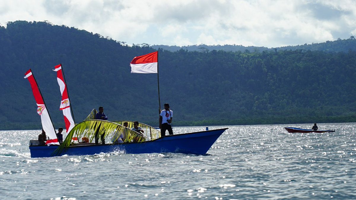 opan_jacky's tweet photo. Perahu nelayan didekorasi, didoakan dan menggiring pulau Babua sebagai tempat suci.
#GebyarFestivalTelukJailolo https://t.co/aCEw5KYT64