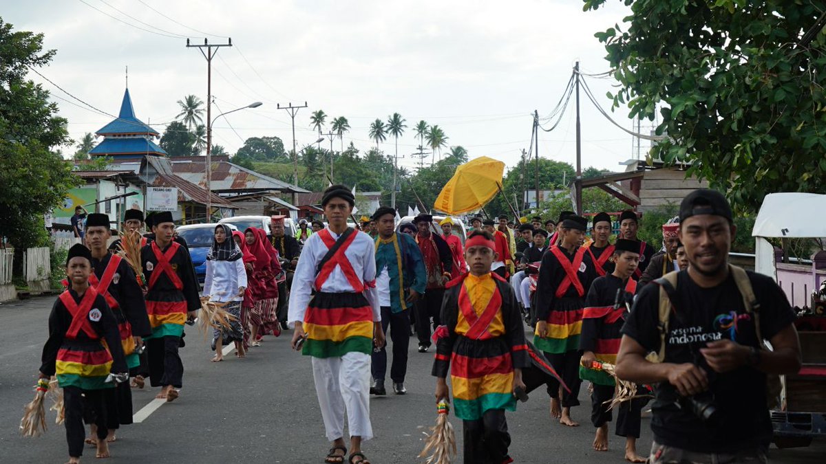 opan_jacky's tweet photo. Dalam arak-arakan ini ada tarian soya-soya yang mengiringi rombongan.
#GebyarFestivalTelukJailolo https://t.co/6kVRzzqhQo