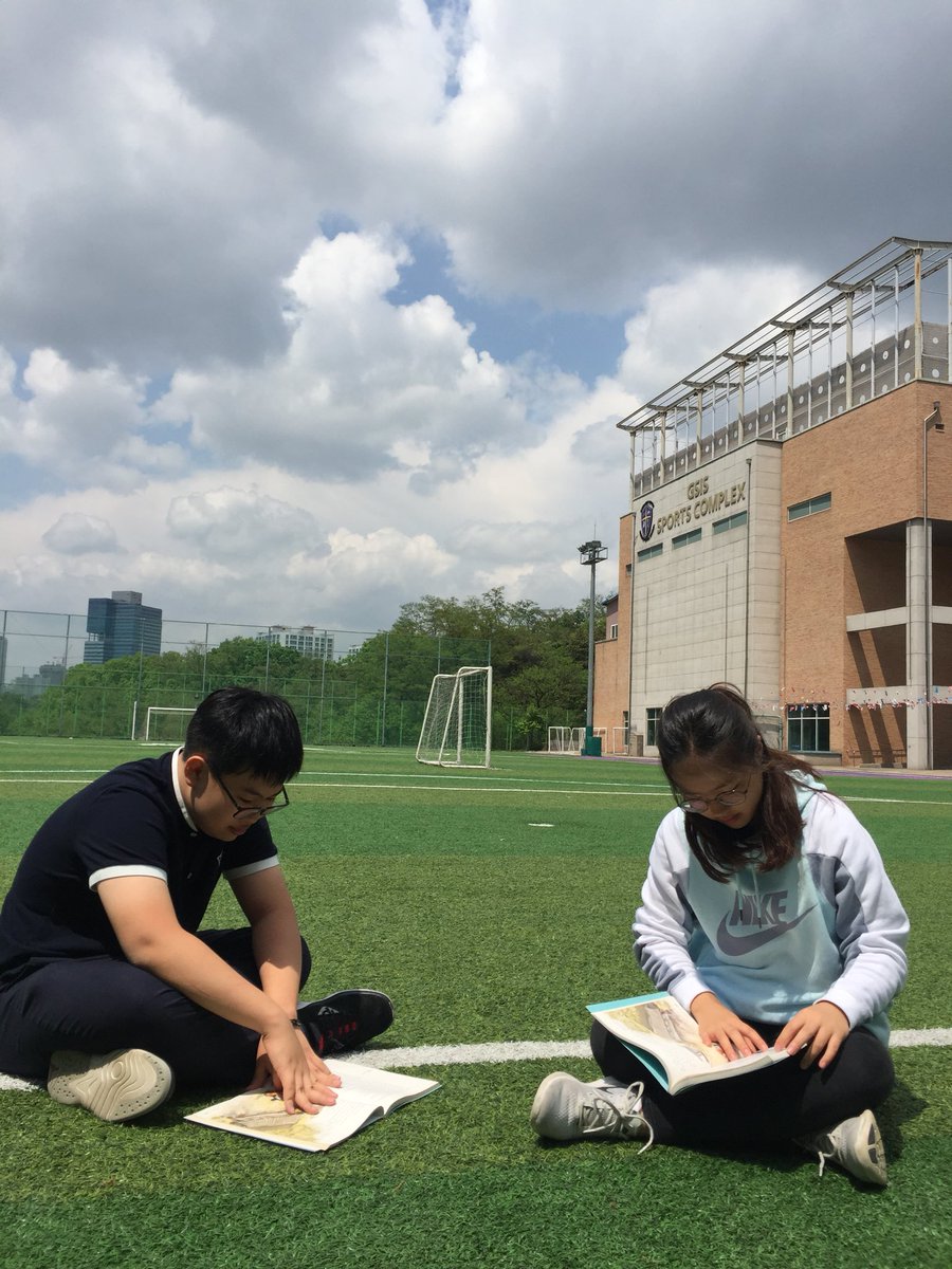 shim_minhee's tweet photo. It’s been a long time to feel the fresh air! Can’t help going out! We had an outdoor class: read the play and discuss about the topic. #gsis #ibschool #knightsrok https://t.co/FjzhJgqCWG
