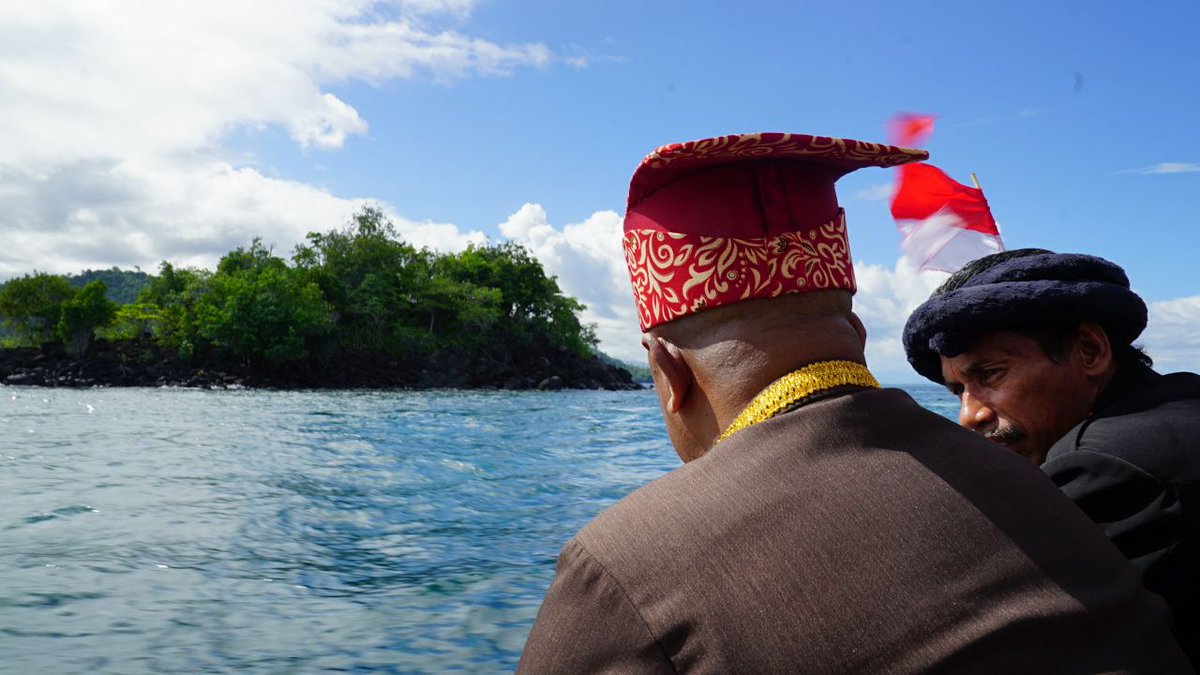 opan_jacky's tweet photo. Setibanya di pelabuhan Jailolo, Sultan dipersilakan untuk menaiki perahu yang sudah disiapkan. Lalu arak-arakan dimulai menuju pulau Babua. #GebyarFestivalTelukJailolo https://t.co/7LI8IpWGjb