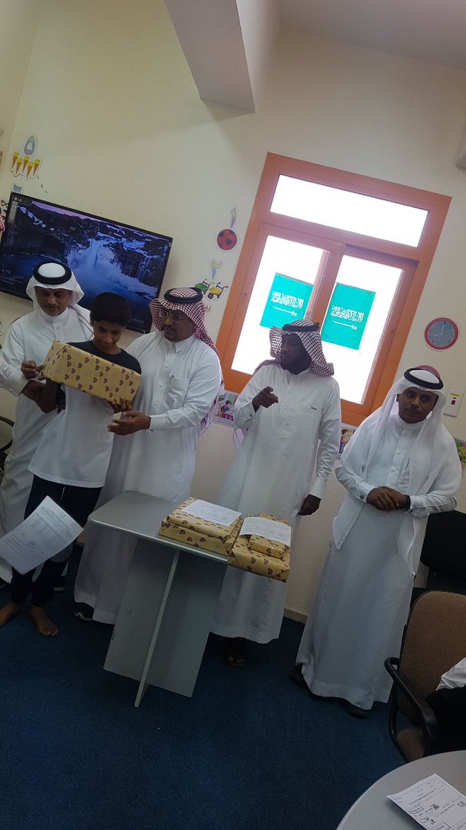 dh_school1's tweet photo. تكريم طلاب التربية الفكرية بالظبية الإبتدائية بنهاية العام الدراسي  ١٤٣٨ ..١٤٣٩ https://t.co/AmfxYD2OXh