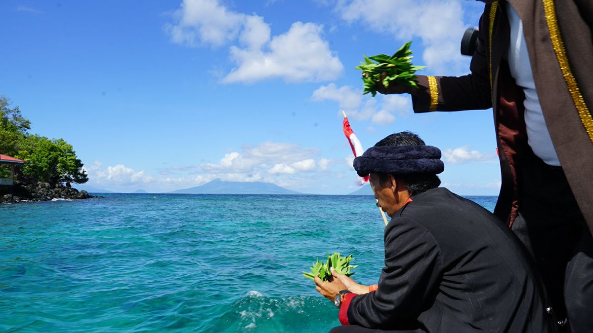 opan_jacky's tweet photo. Sesampai di sekeliling tanjung gueria dan desa Tuada, doapun dibacakan dan bunga ditaburkan ke laut.#GebyarFestivalTelukJailolo https://t.co/PMKHhRzXvt