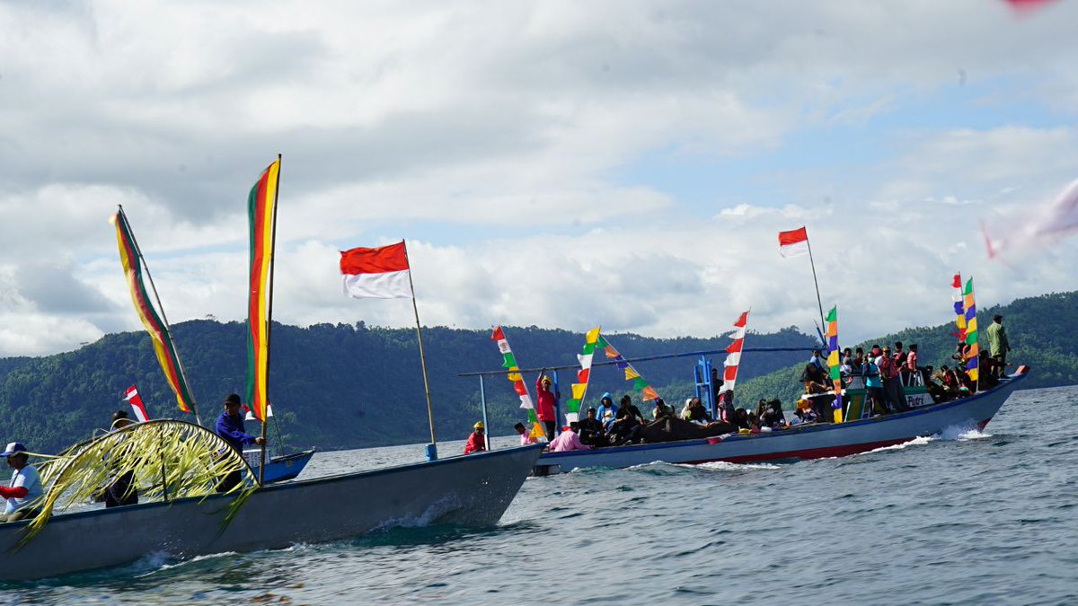 opan_jacky's tweet photo. Terdapat total tujuh perahu yang ada dalam Ritual Sigofi Ngolo ini.#GebyarFestivalTelukJailolo https://t.co/gFuOJBPjvP