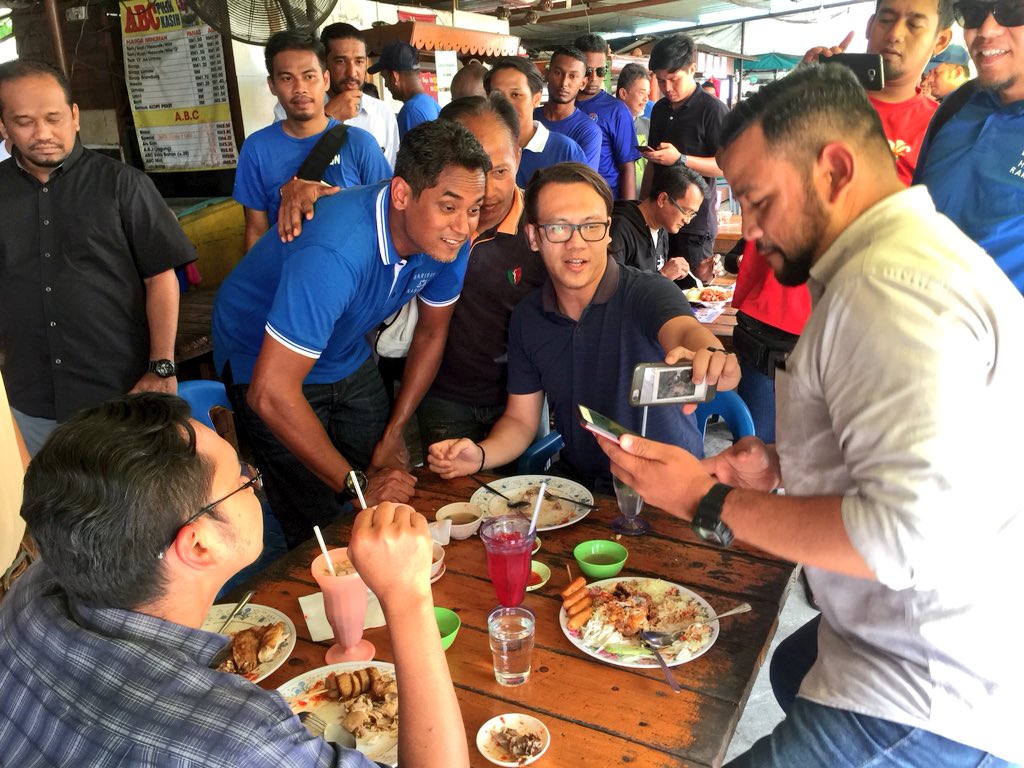 TeamKhairyKJ's tweet photo. Pemimpin yang disenangi rakyat - YB @Khairykj menjadi tumpuan di Taman Tuanku Jaafar, Senawang #DunParoi #Rembau

#PRU14
#JomBN
#Rembauforever https://t.co/DeRXSeQ0aY