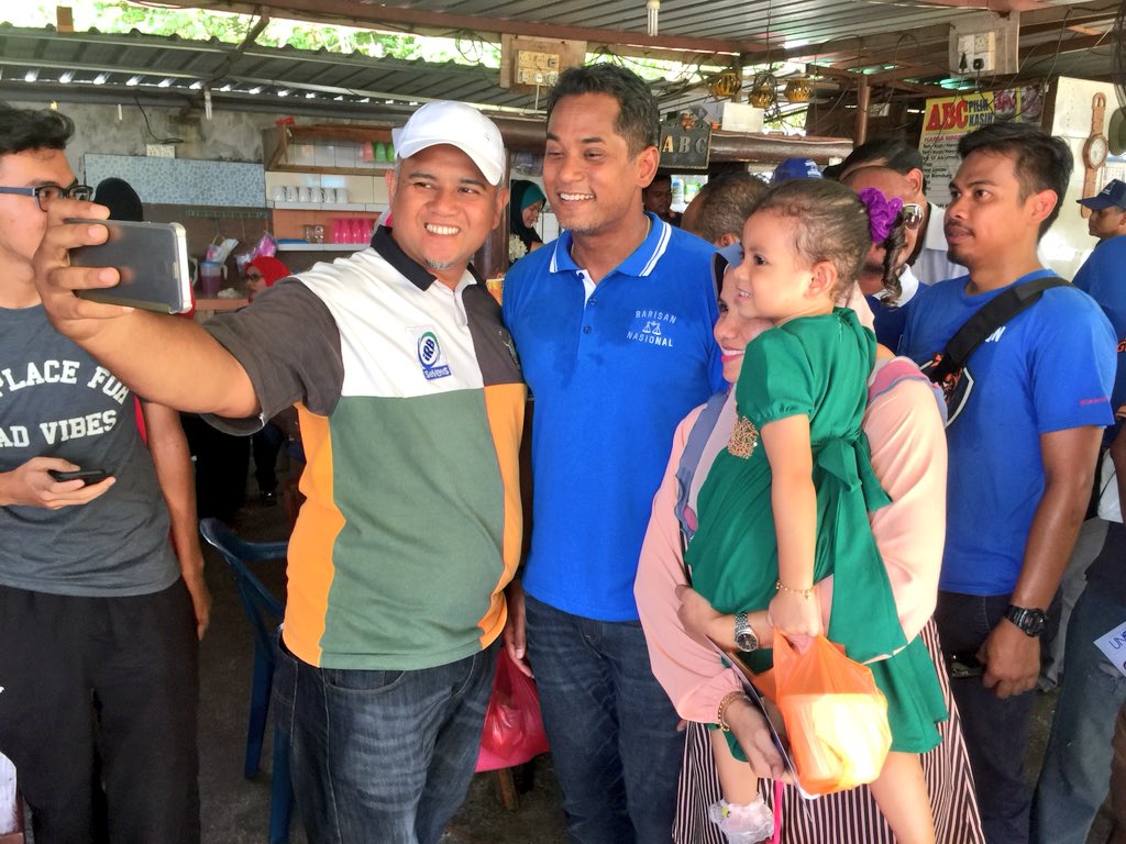 TeamKhairyKJ's tweet photo. Pemimpin yang disenangi rakyat - YB @Khairykj menjadi tumpuan di Taman Tuanku Jaafar, Senawang #DunParoi #Rembau

#PRU14
#JomBN
#Rembauforever https://t.co/DeRXSeQ0aY