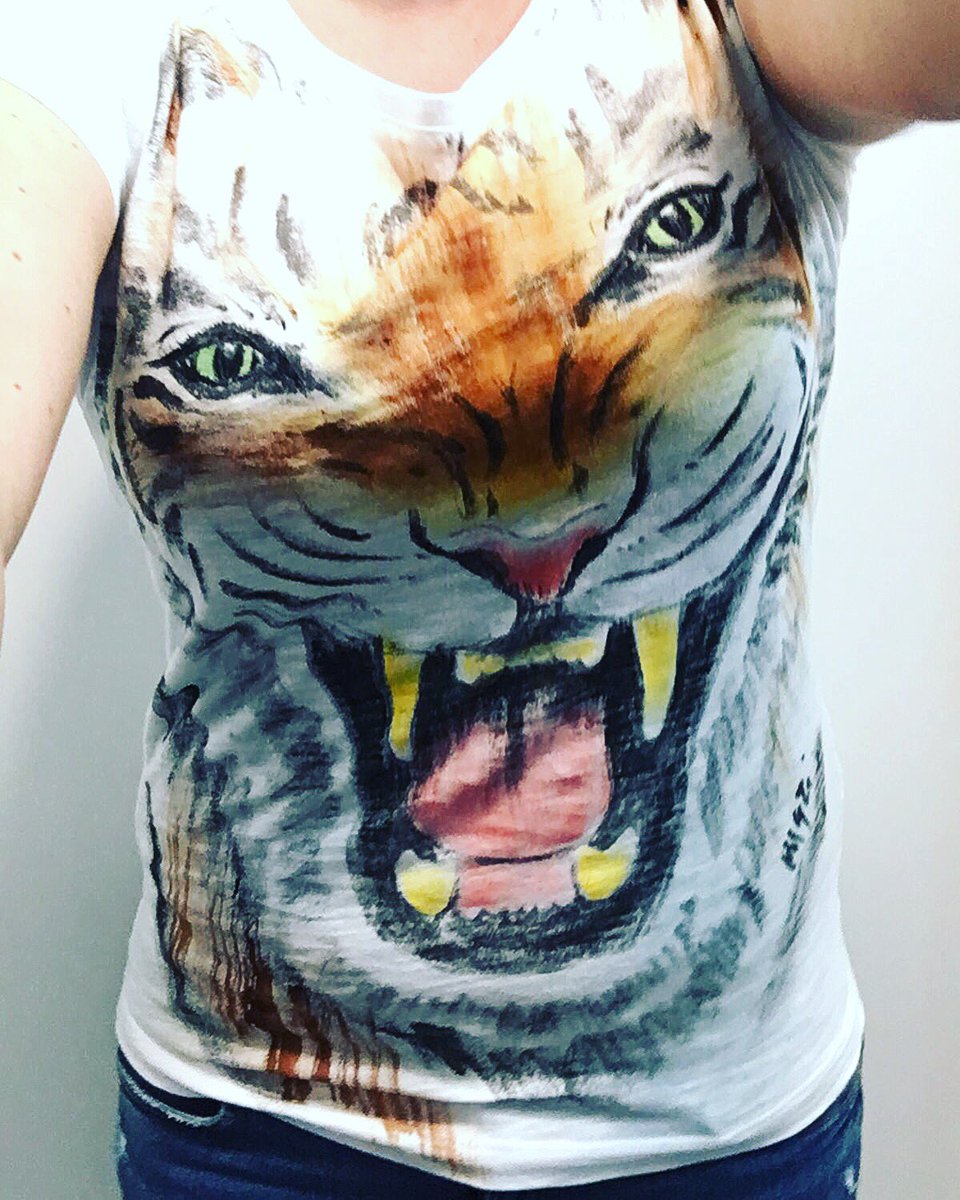 PororocaItaly's tweet photo. Giornatina dura?? Mangiamocela!💥🐯 
#tshirt #dipintaamano #handmade #handpainted #animalier #animalierstyle #tiger #roarrr #madeinitaly https://t.co/7qo6Ro6U9b