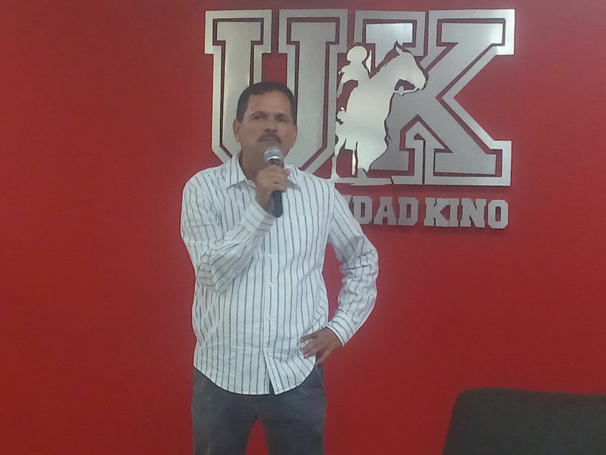 UKLAB201's tweet photo. #ConversatorioJóvenesHMO Desde pequeño me formé en la cultura del trabajo;@curielprd creo que el ejemplo es lo mejor que le puedo dejar a mis hijos y alumnos.➡https://t.co/5lML27MABp https://t.co/4eb7g7bOIl