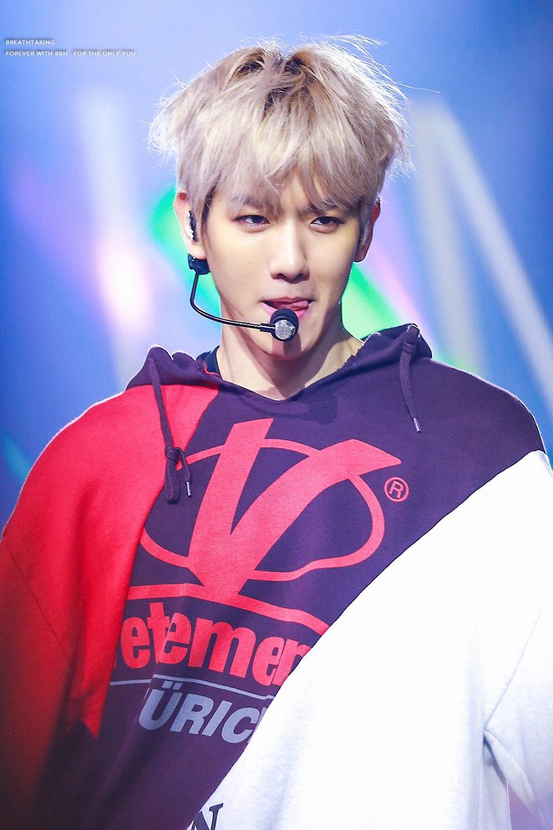 EXO_MyanmarTeam's tweet photo. [HQ]180428 - EXO #Baekhyun  
at Elyxion in Manila 

Cr. breathtaking 

#MTVBRKPOPEXO #PremiosMTVMiaw  
#EXO #엑소 @weareoneEXO #Baekhyun   #ElyXiOinInManila 
#Admin_Grace04🐶 
#EXO_MyanmarTeam #EXOProtection_Myanmar https://t.co/eBGRQV1ZPc