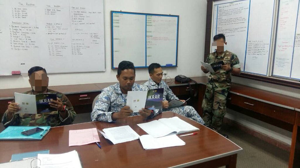 KDSM_PASKAL's tweet photo. Disebalik kesibukan rutin #KDSMPeople sempat mengamati Ikrar Kementerian Pertahananan dalam memperkasakan @MINDEFMalaysia dan & ATM
#HalaTujuMinDef #PerkasaPerwira #hebatnegaraku @HishammuddinH2O @AffandiMyCDF
@mykamarul @syedzahirputra @ARBA_My @warpgb73 @tldm_rasmi https://t.co/sucNkXc9Bg