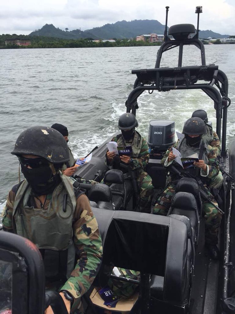 KDSM_PASKAL's tweet photo. Disebalik kesibukan rutin #KDSMPeople sempat mengamati Ikrar Kementerian Pertahananan dalam memperkasakan @MINDEFMalaysia dan & ATM
#HalaTujuMinDef #PerkasaPerwira #hebatnegaraku @HishammuddinH2O @AffandiMyCDF
@mykamarul @syedzahirputra @ARBA_My @warpgb73 @tldm_rasmi https://t.co/sucNkXc9Bg
