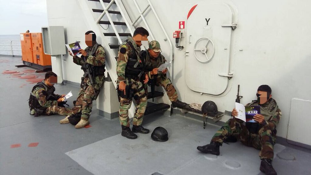 KDSM_PASKAL's tweet photo. Disebalik kesibukan rutin #KDSMPeople sempat mengamati Ikrar Kementerian Pertahananan dalam memperkasakan @MINDEFMalaysia dan & ATM
#HalaTujuMinDef #PerkasaPerwira #hebatnegaraku @HishammuddinH2O @AffandiMyCDF
@mykamarul @syedzahirputra @ARBA_My @warpgb73 @tldm_rasmi https://t.co/sucNkXc9Bg