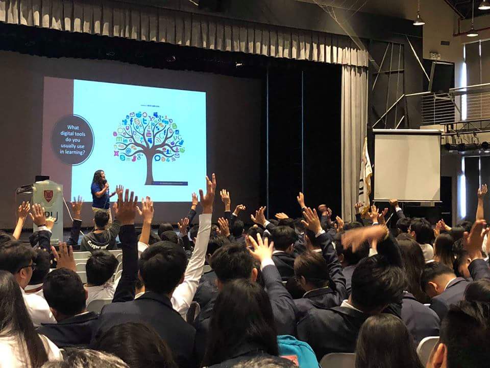 jen_padernal's tweet photo. Sharing the power of EdTech and #OneNote to the students of Lyceum of the Philippines Batangas. @OneNoteEDU #LearmMore #DoMore #BeMore @MicrosoftEDU https://t.co/PvsSiQBBXU