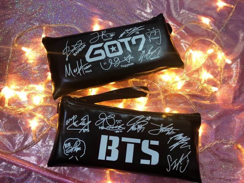 sushoppy's tweet photo. 🌈พร้อมส่ง🌈
กระเป๋าหนัง bts got7
ลายตามภาพค่า
ราคา 90฿
(มีหลายใบ) #BTS #GOT7 #EXO #ตลาดนัดบังทัน #ตลาดนัดblackpink #ขายของ #ตลาดนัดGOT7 #ตลาดนัดวนว #ตลาดนัดEXO @promotetweety https://t.co/xw1mqMwT0f