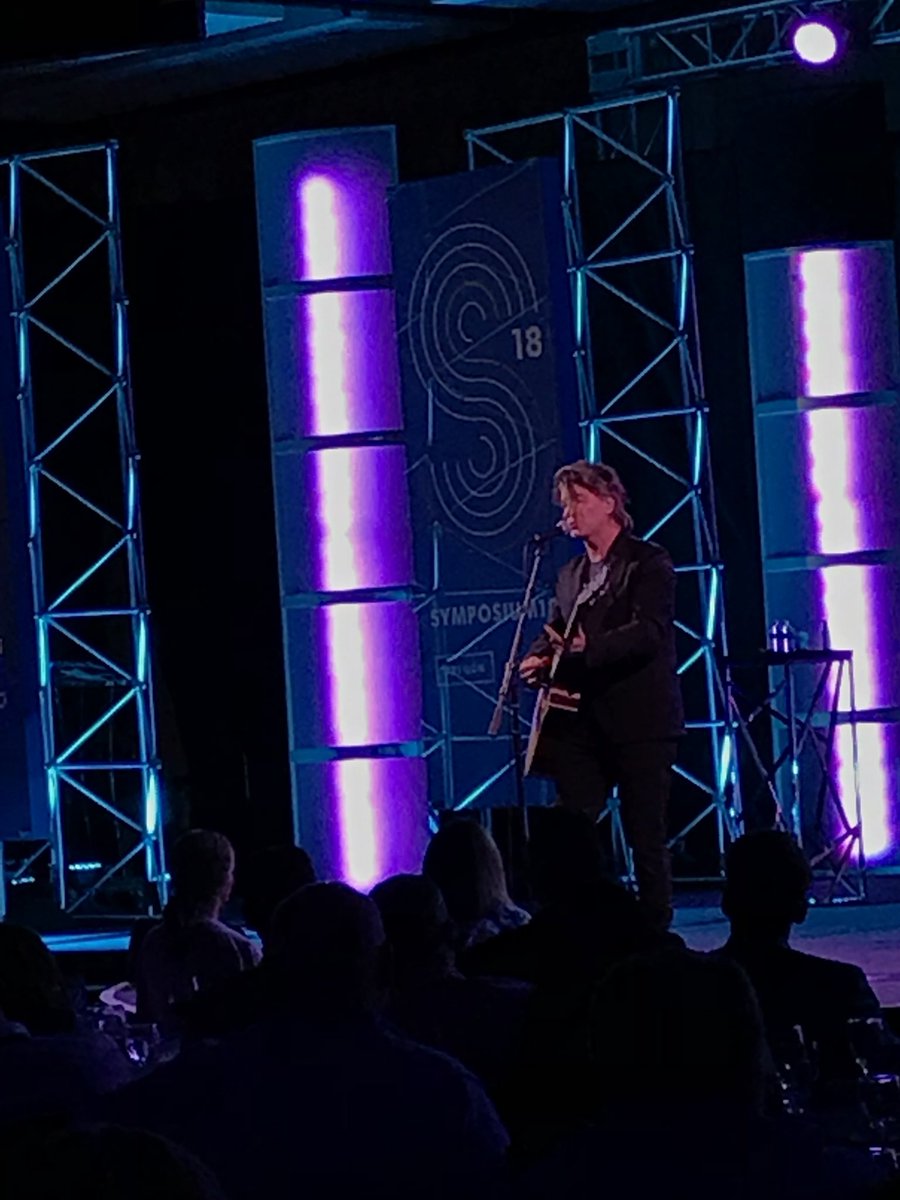 _Magalicious_'s tweet photo. Goo goo dolls surprise performance at Symposium18! https://t.co/GoLezrvaK2