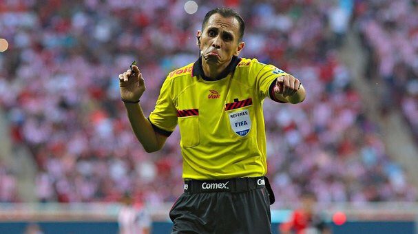 _los_lideres's tweet photo. Nuestro Santi Di Oro robándose el show esta noche, acaba de marcar el tercer penalti del partido en solo 60 minutos de juego.🤦🏻♂️#PitoNegro https://t.co/PIRgu9QhyH