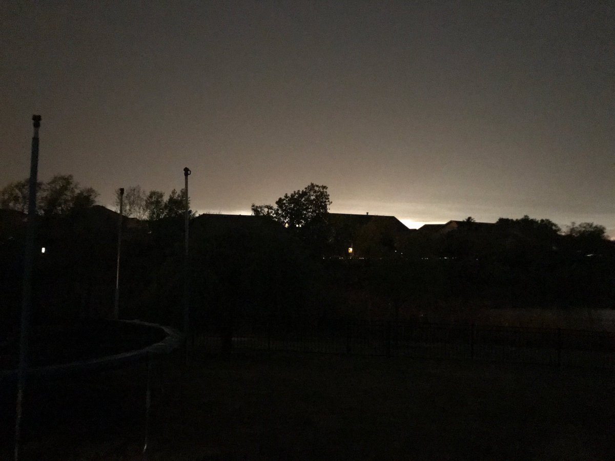 davidirons's tweet image. 8:45pm and still so much light just west of the storm. #nofilter #TornadoWatch #KOCOFirstAlert