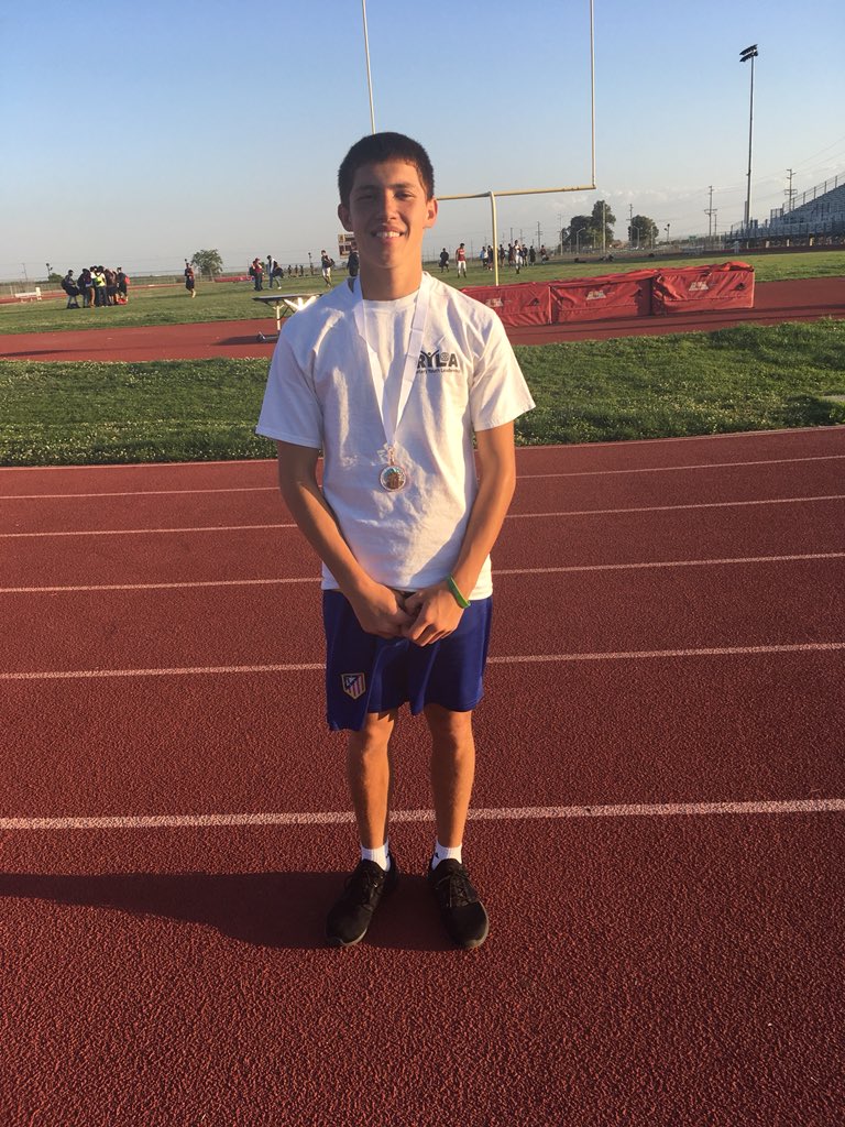 ShafterTrack's tweet photo. 3rd place, auto qualifier for area, and new PR. GO ROLANDO! #pvgang #11ftclub https://t.co/0WskxRVOQd