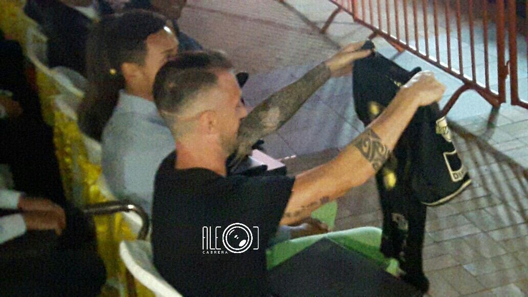 AquiCorroVrgara's tweet photo. Quédate con quien te mire, como el Kitu mira la nueva camiseta del ídolo. https://t.co/iO5i0wqk52