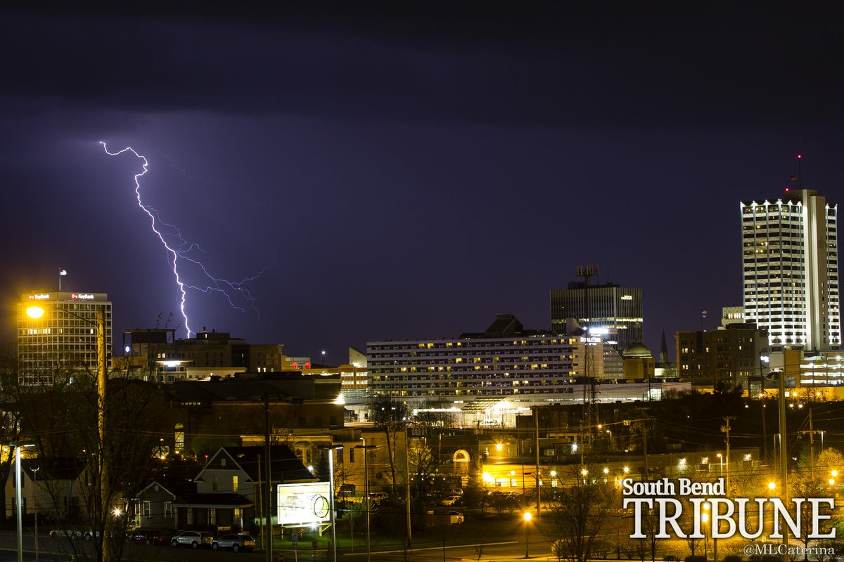 A single bolt from the first storm of the season in South Bend. Not the most electric system, but a few cloud to ground strikes! @SBTribune @photoweather1 #INWX #Lightning