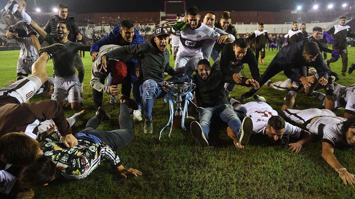 labgasana's tweet photo. Campeones!!! Felicitamos a los jugadores, cuerpo técnico, dirigentes y esa gran hinchada calamar por el campeonato. #cuidandoalosmejores #gasana #platense https://t.co/SWNnCnuqos