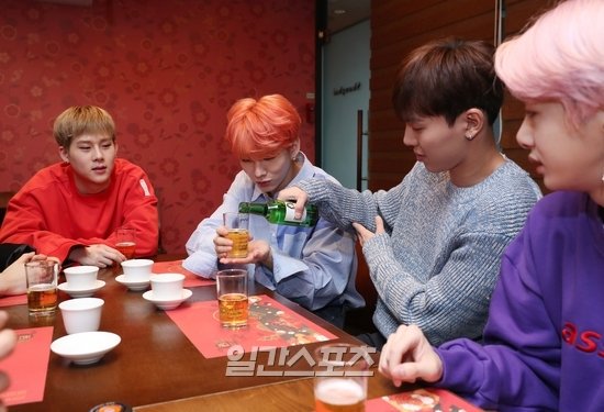 MonstaXdaDepre's tweet image. Isso mesmo. Vamos beber porque amar  tá difícil 🍻🍻

☆Dessa 
#MONSTA_X #몬스타엑스