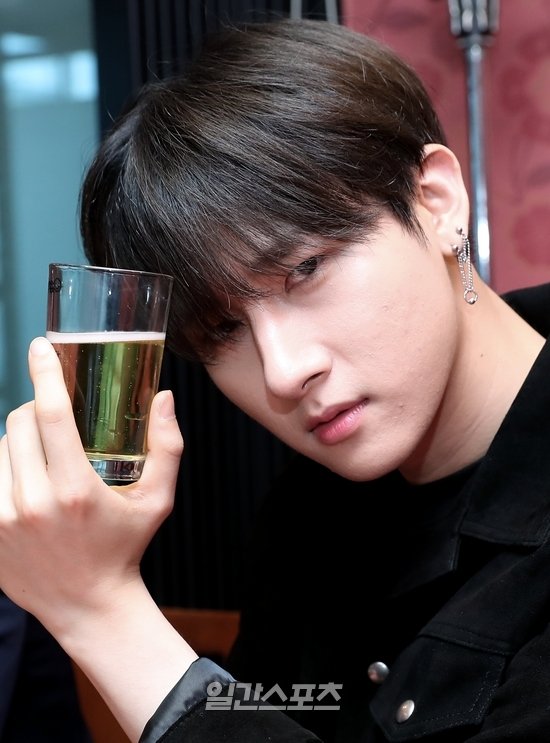 MonstaXdaDepre's tweet image. Isso mesmo. Vamos beber porque amar  tá difícil 🍻🍻

☆Dessa 
#MONSTA_X #몬스타엑스