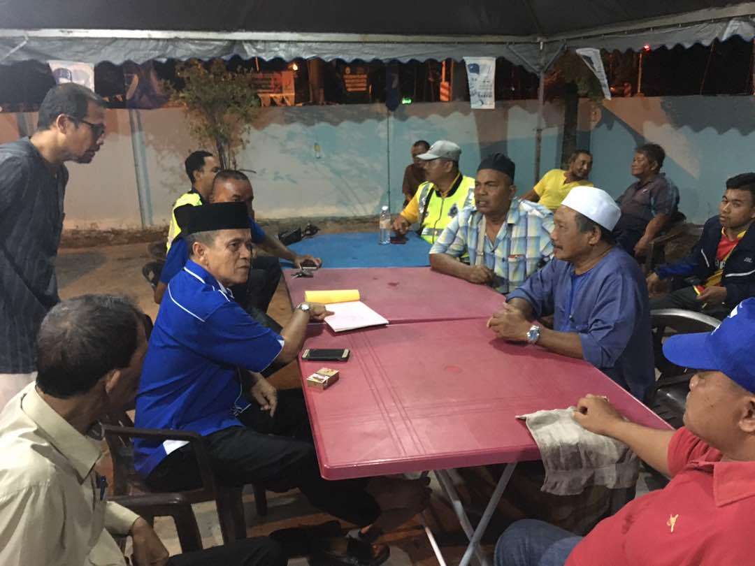 DatoHalimSaid's tweet photo. Sembang santai calon BN DUN Pengkalan Kundur N.17 Dato' Hj Abdul Halim Said di Kampung Permatang Ibus. https://t.co/QA18fKTihc