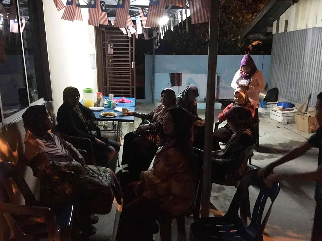 DatoHalimSaid's tweet photo. Sembang santai calon BN DUN Pengkalan Kundur N.17 Dato' Hj Abdul Halim Said di Kampung Permatang Ibus. https://t.co/QA18fKTihc