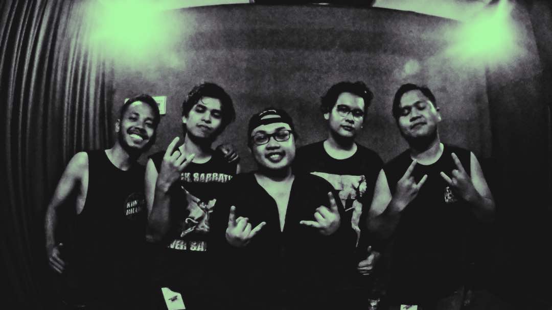 tfobband's tweet photo. Thank you Kajang! awesome set! See you next time! presented by @bowdack_apparel ๐๐ฟ #newgeneration #newbatch #thyfallovbaghdad #melodicmetalcore #kualalumpurmetalcore #voiceofthestreetvol1 #melodycolusion #bowdackapparel #bangkulensa #wavelengthstudio #kontrabrandclothing https://t.co/f3nPXbtVZp