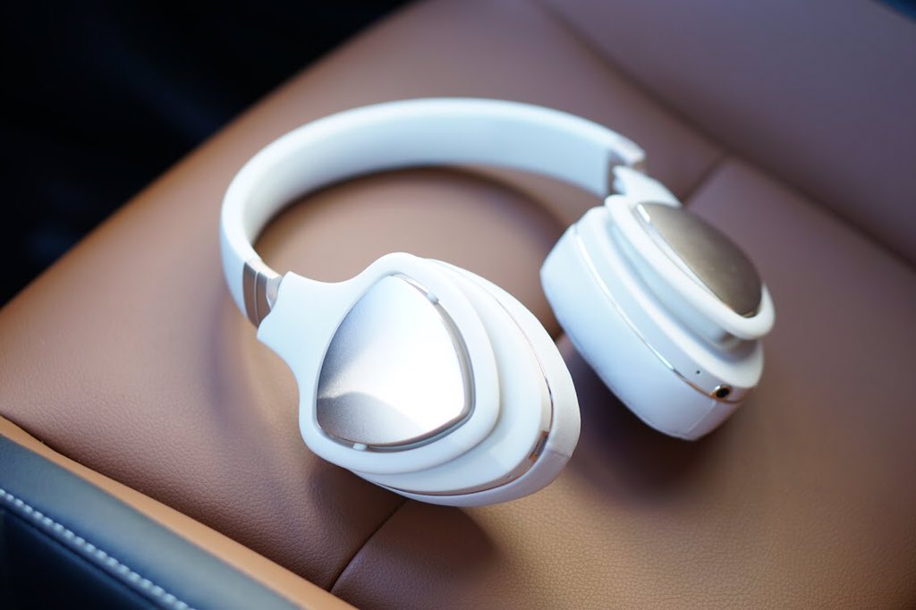 DiooAudio's tweet photo. Long battery life + comfort and style = Dioo 🎧. 

#doyoudioo #headphoneson #podcastlife #musiclover #gymtime https://t.co/wahp57Jt44