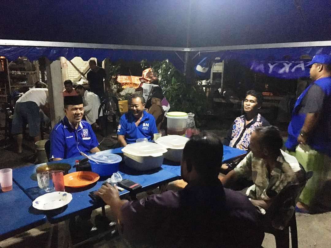 DatoHalimSaid's tweet photo. Ramah Mesra calon BN DUN Pengkalan Kundur N.17 Dato' Hj Abdul Halim Said bersama penduduk kampung di Sala Kechil. https://t.co/26qjhUiq0W